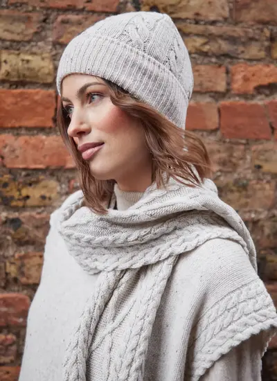Elio Aran Beanie in Chalkstone